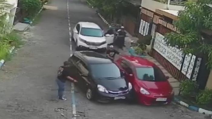 TANGKAPAN LAYAR. Perumahan Griya Yasa, Desa Gentan, Kecamatan Baki, digegerkan dengan peristiwa kejar-kejaran yang melibatkan tiga mobil dan satu sepeda motor pada Kamis (2/10/2025) sore.