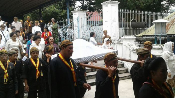 Mengenal Sejarah dan Fungsi Samir, Selempang yang Wajib Dikenakan Pengunjung Saat Masuk Keraton Solo