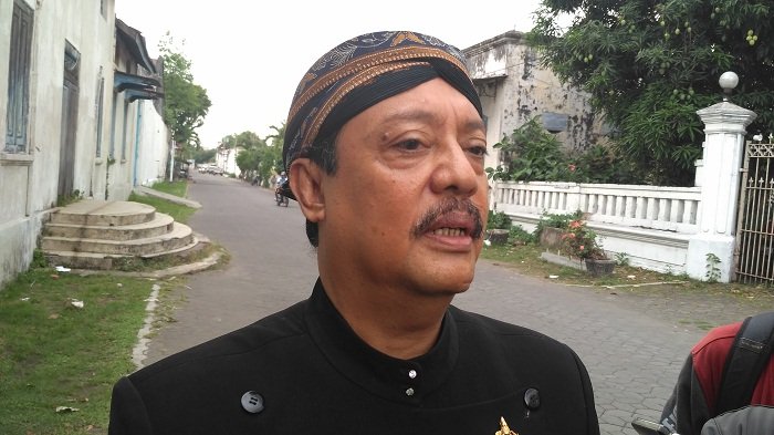 KGPH Benowo, adik Raja Keraton Solo, diwawancarai seusai pengukuhan Bebadan Keraton Solo, di depan Sasana Putra, kompleks Keraton Solo, Minggu (8/10/2017) sore.