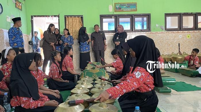 SIDAK DPRD - Komisi IV DPRD Kabupaten Sukoharjo melakukan inspeksi mendadak (sidak) ke SD Negeri Telukan 1, Kecamatan Grogol, Kabupaten Sukoharjo, Jawa Tengah, pada Rabu (17/6/2026).
SD ini sebelumnya diresmikan sebagai sekolah unggulan oleh Bupati Sukoharjo pada 25 Mei 2026 lalu.