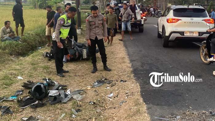 Polisi tengah melakukan evakuasi bangkai kendaraan di TKP terjadinya kecelakaan maut antara Yamaha Vixion dan Yamaha Aerox di Jalan Wuryantoro–Eromoko, Wonogiri, Kamis (11/6/2026) sore. Tiga orang meninggal dunia, diantaranya bapak dan anaknya yang masih berusia 8 tahun.