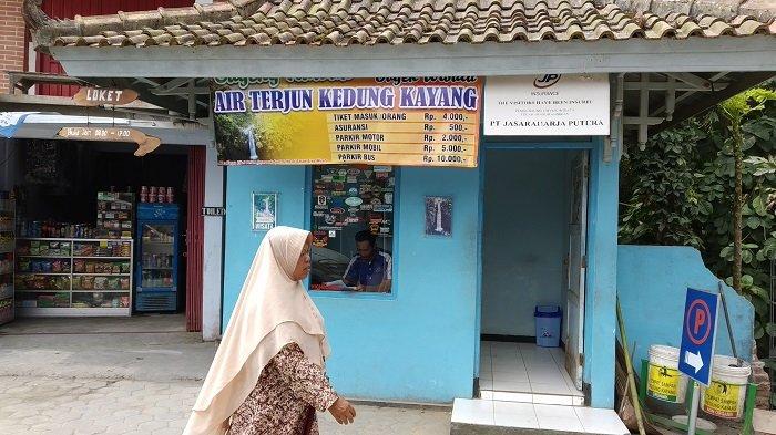 Loket pengunjung Air Terjun Kedung Kayang, Boyolali, Kamis, (15/8/2019) 