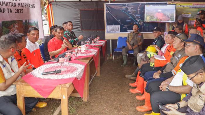 CEK KONDISI. Gubernur Jawa Tengah, Ahmad Luthfi mengunjungi lokasi bencana tanah longsor di Desa Cibeunying, Kecamatan Majenang, Kabupaten Cilacap pada Minggu, 16 November 2025.