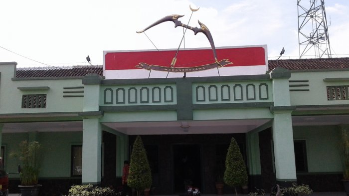 Kostyumdagi yalangoch qizlar