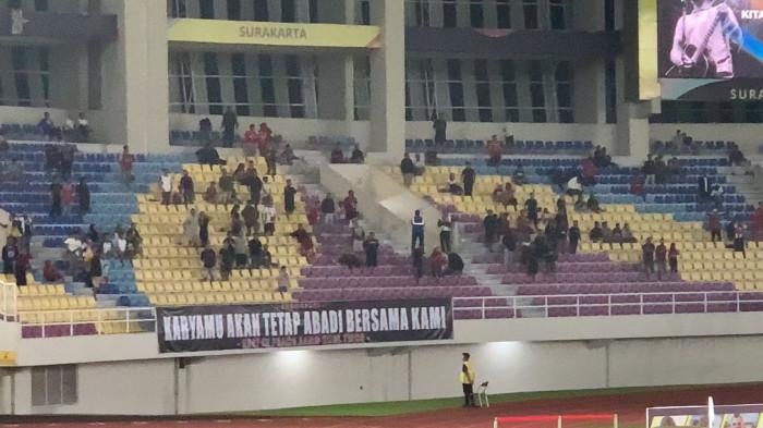 SEPI - Suasana tribun penonton di Stadion Manahan saat Persis Solo menghadapi PSBS Biak, Sabtu (21/2/2026). Antusiasme penonton masih minim, banyak kursi terlihat kosong.