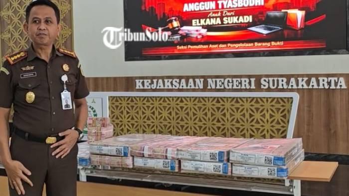 DIKEMBALIKAN. Total sebanyak  Rp9.742.880.000 uang yang dibawa kabur sopir BPD Bank Jateng KC Wonogiri, Anggun Tyasbodhi kini telah dikembalikan oleh Kejaksaan Negeri Surakarta. Penyerahan secara simbolis dilakukan di Aula Kejaksaan Negeri Surakarta, Rabu (4/3/2026).