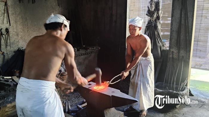 membuat keris di Padepokan dan Museum Keris Brojobuwono