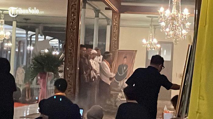 Momen Jokowi Ikut Salat Jenazah Sinuhun PB XIII di Keraton Solo, Ungkap Duka Cita Mendalam