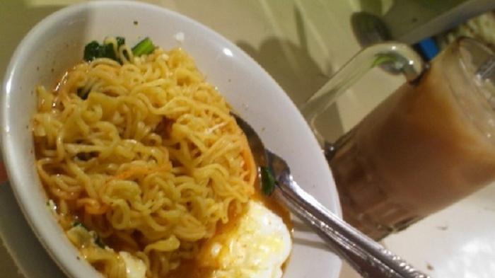 Sebenarnya Apa yang Terjadi saat Makan Mie Instan dengan Nasi Putih? Ini Penjelasannya