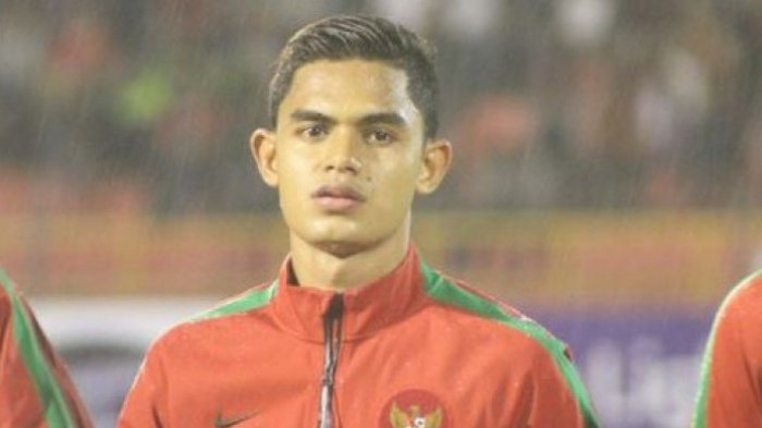 Miftahul Hamdi berseragam timnas Indonesia.