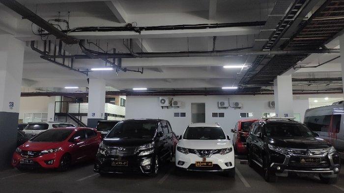 Duh, Ternyata 1 Mobil Arteria Dahlan yang Terparkir di Gedung DPR Nunggak Pajak Rp 10 Jutaan