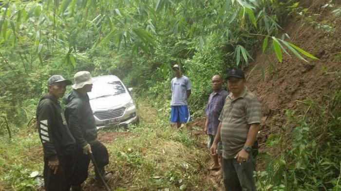 Pulang Menjenguk Orang Sakit, Avanza Berisi 7 Orang Tiba-tiba Tersesat di Hutan Gunung Putri