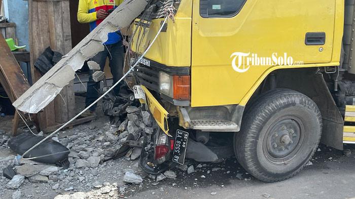 mobil box menabrak Avanza dan lima motor sebelum menabrak warung di Terminal Kartasura