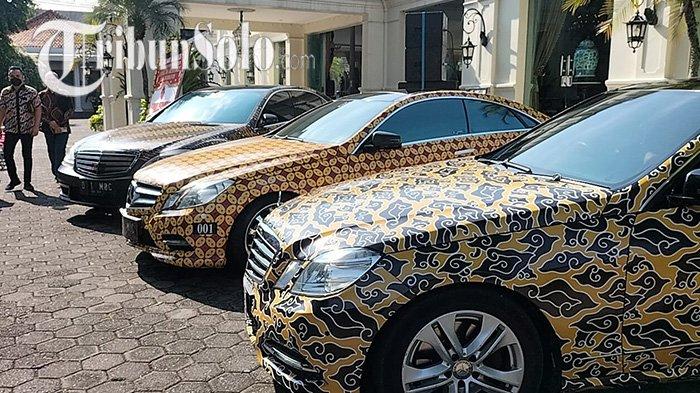 Hanya di Solo, Sejumlah Mobil Mewah Ditempeli Stiker Khusus Ini, Sambut Perayaan Hari Batik Nasional
