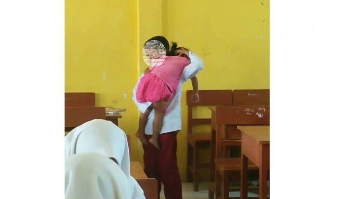 Fotonya Viral di Sosmed, Terkuak Alasan Bocah SD di Sampang Madura Ajak Adiknya ke Sekolah Tiap Hari