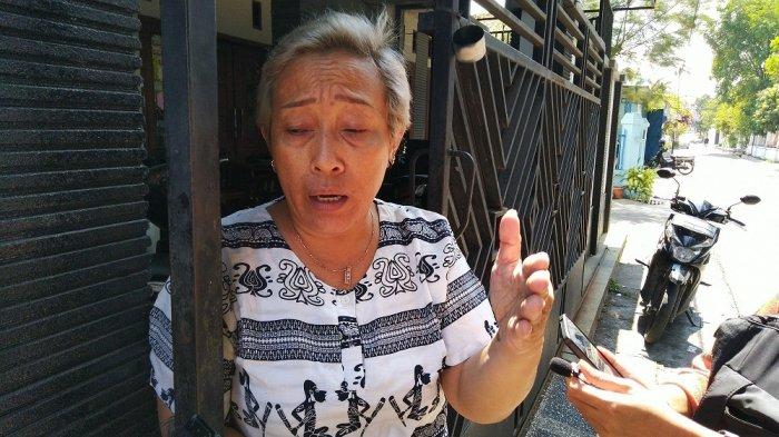 Adik Nunung, Nunik saat memberikan keterangan pada awak media.  

