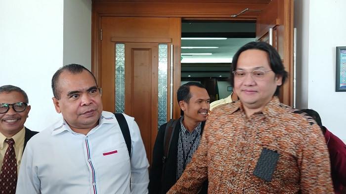 IJAZAH PALSU JOKOWI - Mantan Wakil Menteri Desa, Pembangunan Daerah Tertinggal dan Transmigrasi (PDTT) Paiman Raharjo gugat Roy Suryo dkk terkait dugaan Perbuatan Melawan Hukum (PMH) soal fitnah ijazah palsu Presiden ke-7 RI Joko Widodo (Jokowi), PN Jakpus, Selasa (28/7/2025). Dalam gugatan tersebut ia menggandeng pengacara Farhat Abbas.