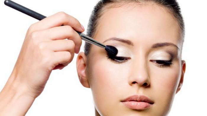 8 Tips Makeup agar Terlihat Lebih Muda Meski Berusia 50-an, Gunakan Riasan Mata yang Cerah