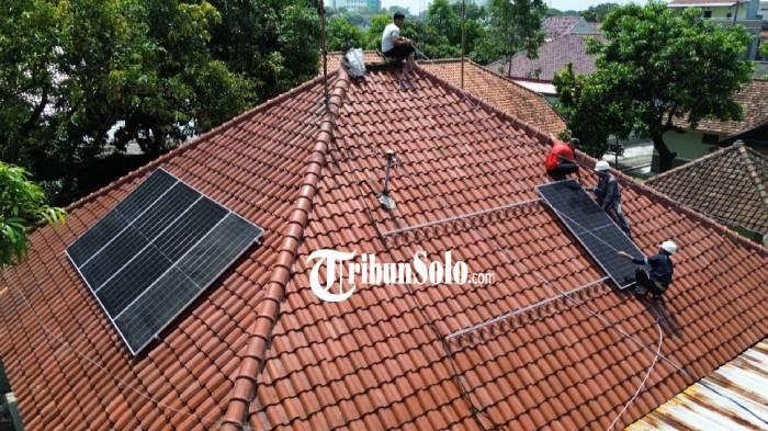 PERTAMA DI JATENG. Korem 074/Warastratama Solo pasang 24 panel surya. Ini menjadi yang pertama di wilayah Kodam IV/Diponegoro.