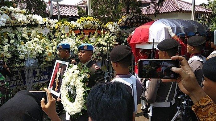 Jenazah BJ Habibie Diberangkatkan dari Rumah Duka ke TMP Kalibata