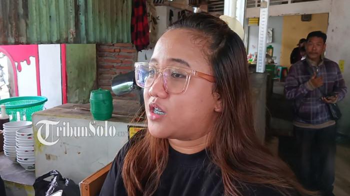 KLARIFIKASI. Anak pemilik warung Bakso Remaja Gading, Thirthania Laura Damayanthie pada Senin (3/11/2025). Dia menegaskan memakai bahan halal.