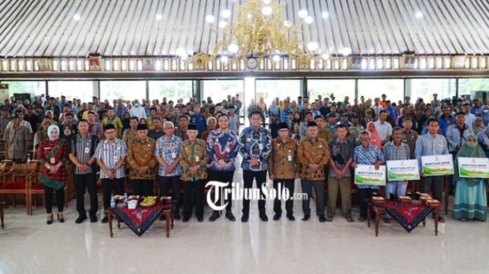 BANTUAN BAZNAS - Bupati-Wabup Klaten dan jajaran BAZNAS bersama penerima manfaat bantuan RTLH, Jambanisasi dan Perbaikan rumah rusak bersumber BAZNAS Klatendi Pendopo Pemkab Klaten, pada Kamis (20/11/2025).