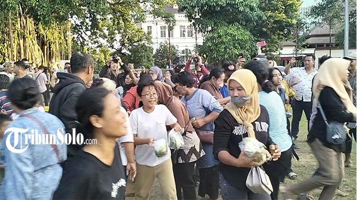 HARI BURUH SOLO. Memperingati hari buruh pada Kamis (1/5/2025) sejumlah tukang sayur membagi-bagi barang dagangannya di Balai Kota Solo. Memperingati hari buruh pada Kamis (1/5/2025) sejumlah tukang sayur membagi-bagi barang dagangannya. Salah satu tukang sayur, Ilham mengungkapkan hal ini sebagai bentuk solidaritas bagi para buruh di kondisi perekonomian yang serba sulit.