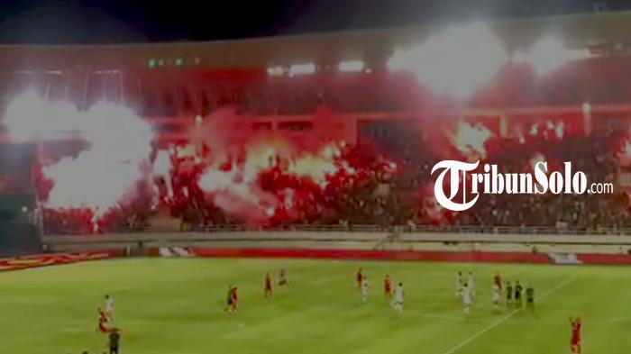 PESTA FLARE - Suporter Persis Solo menyalakan belasan flare di tribun Stadion Manahan setelah laga melawan Dewa United di Stadion Manahan Solo berakhir, Sabtu (16/5/2026). Kemenangan ini menjaga harapan Persis untuk bertahan di Liga 1.