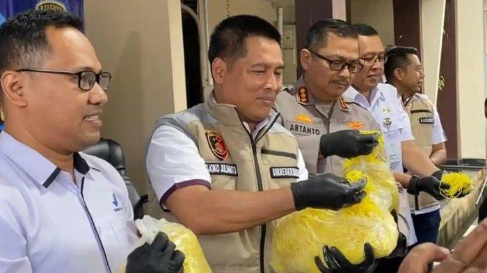 TUNJUKKAN MI BERFORMALIN - Dirreskrimsus Polda Jateng, Kombes Pol Djoko Julianto bersama Kabid Humas Polda Jateng, Kombes Pol Artanto dan petugas menunjukkan tekstur mi basah barang bukti saat ungkap kasus produksi mi berformalin di Mako Ditreskrimsus Polda Jateng, Jalan Sukun Raya, Kota Semarang, Rabu (11/3/2026) sore. Kasus itu mengungkap praktik produksi mi yang dicampur formalin di Boyolali dengan kapasitas hingga 1–1,5 ton per hari yang diduga telah beredar ke sejumlah pasar di wilayah Solo Raya sejak 2019.