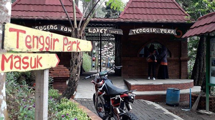 Pintu masuk Tenggir Park di Karanganyar, Minggu (3/3/2019)