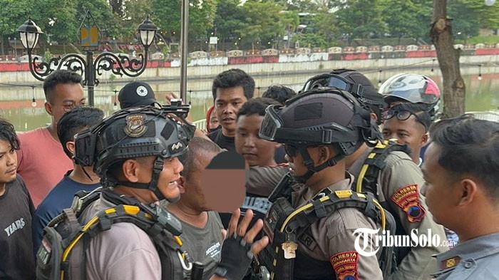 DUGAAN PELECEHAN - Seorang pria paruh baya berinisial H (53), warga Banyuanyar, Kecamatan Banjarsari, Kota Solo, nyaris menjadi sasaran amuk warga setelah diduga melakukan tindakan pelecehan terhadap seorang wanita di kawasan Taman Bendungan Tirtonadi Solo, Kamis (23/5/2026). Peristiwa ini terjadi saat korban sedang berada di sekitar lokasi untuk membeli minuman