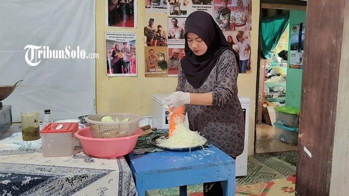KREATIF. Wahyu Nugraheni (43) warga Desa Karangnongko, Kecamatan Mojosongo, Boyolali, saat ditemui Jumat (22/5/2026). Dia membuat camilan dari bahan pepaya.
