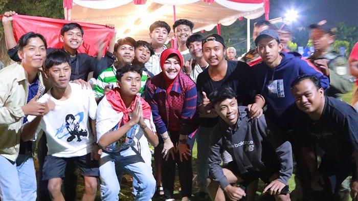 Ramahnya Bupati Sri Mulyani, Tetap Layani Foto Bareng Warga di Tengah Nobar Garuda Muda di Klaten