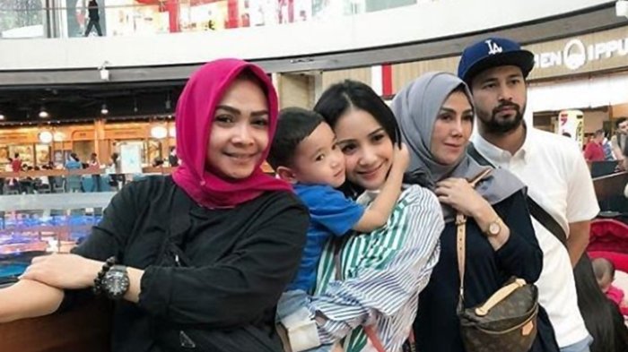 Sering Dikabarkan Tak Akur, Rieta Amalia dan Amy Qanita Terlihat Berlibur Bersama
