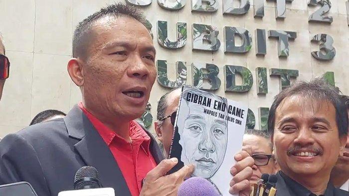PAMER BUKU - Ahli Digital Forensik Rismon Hasiholan Sianipar memamerkan sebuah buku sebelum menjalani pemeriksaan perdananya sebagai tersangka kasus tudingan ijazah palsu Presiden ke-7 RI Joko Widodo di Polda Metro Jaya, Jakarta Selatan, Kamis (13/11/2025). Wapres RI Gibran beri tanggapannya usai Rismon minta maaf dan nyatakan ijazah Jokowi asli. (Tribunnews.com/Reynas Abdila)