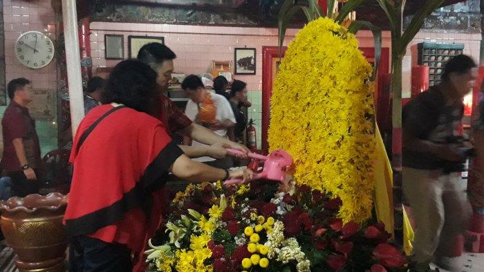Puluhan Umat Konghucu Solo Gelar Ritual Mandi Buddha di Klenteng Tien Kok Sie