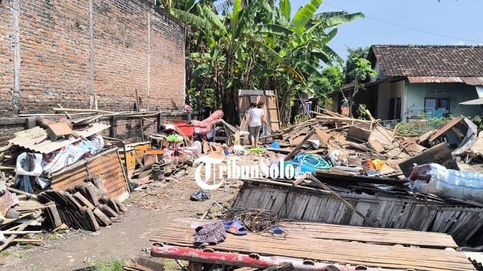 RUMAH ROBOH. Rumah warga roboh, akibat hujan dengan intensitas tinggi sehari sebelumnya di Dukuh Wonorejo, Desa Ketitang, Kecamatan Wonosari, Kabupaten Klaten, Rabu (15/4/2026).