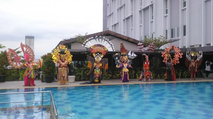 Para model memperagakan defile kostum masing-masing daerah di SBC ke-11 2018, Rabu (14/2/2018). 