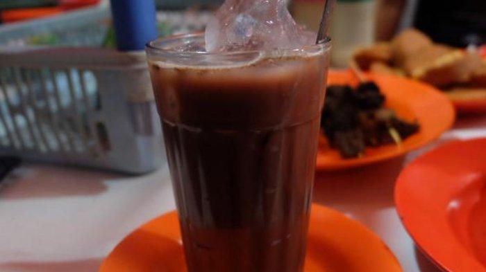 SUSU KHAS SOLO - Jack Rudy, sajian susu murni dicampur sirop cokelat dan jahe dari Shi Jack, Solo, Agustus 2022 lalu. Begini sejarah kuliner lokal legendaris Shi Jack di Solo Raya. (KOMPAS.com/Silvita Agmasari)