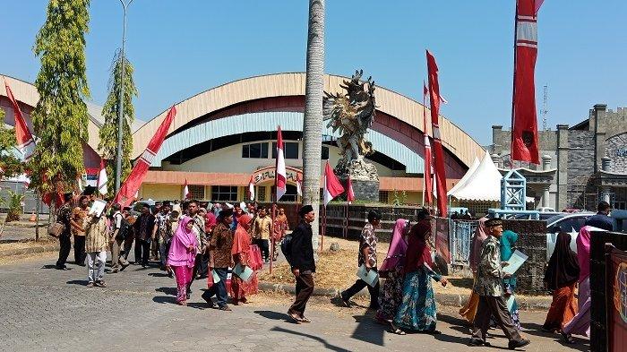 Naik Bus Carteran, Para Penerima Sertifikat Tanah dari Jokowi Sudah Penuhi GOR Pandawa Sukoharjo