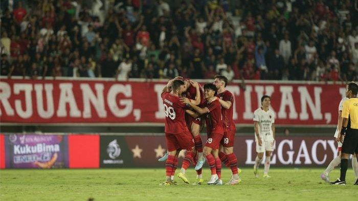 RAYAKAN KEMENANGAN - Selebrasi pemain Persis Solo saat menang 3-0 dari Bali United beberapa waktu lalu. Persis Solo tampil penuh percaya diri setelah berhasil mengalahkan Bhayangkara FC dengan skor 2-1 pada pekan ke-29 Super League 2025/2026 di Stadion Manahan, Solo, Rabu (22/4/2026). Kini mereka menatap laga melawan Persija Jakarta.