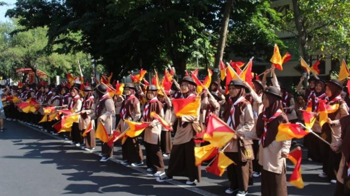 Siswa SMP Al Islam 1 Surakarta, menggelar aksi semaphore dalam perhelatan Car Free Day, Solo, pada Minggu (19/8/2018) pagi.