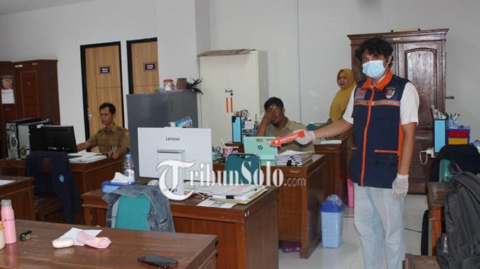 OLAH TKP.  Lokasi seorang PNS Pemerintah Kabupaten Sragen dianiaya seorang pria hingga mengalami luka-luka.