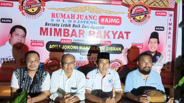 DICOPOT. Diduga merupakan sosok Mulyono (nomor dua dari kiri), salah satu pendiri relawan Jokowi Center (JC) yang menjadi inisiator acara mimbar rakyat adili Jokowi dan makzulkan Gibran di Solo.