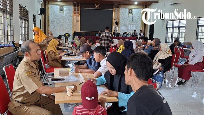 ILUSTRASI. Suasana posko SPMB di Kantor Disdikbud Sragen, Senin (23/6/2025). SD di Sukoharjo tahun ini perdana menggelar SPMB online.