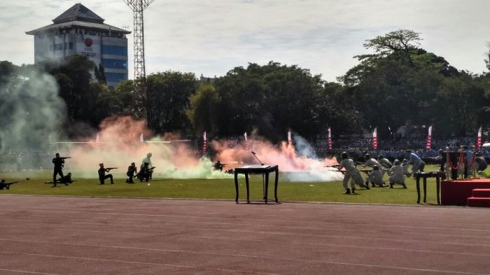 Pasukan Belanda menyerang masyarakat Solo dalam drama kolosal Serangan Umum 4 Hari di Solo, Stadon Sriwedari, Solo, Kamis (17/8/2017)