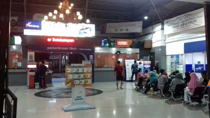 Suasana Stasiun Solo Balapan Sabtu Malam Cenderung Sepi, Lonjakan Arus Balik Diprediksi Minggu
