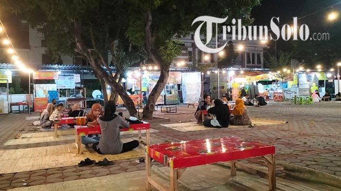 Suasana di pusat kuliner Taman Sukowati Kabupaten Sragen.
