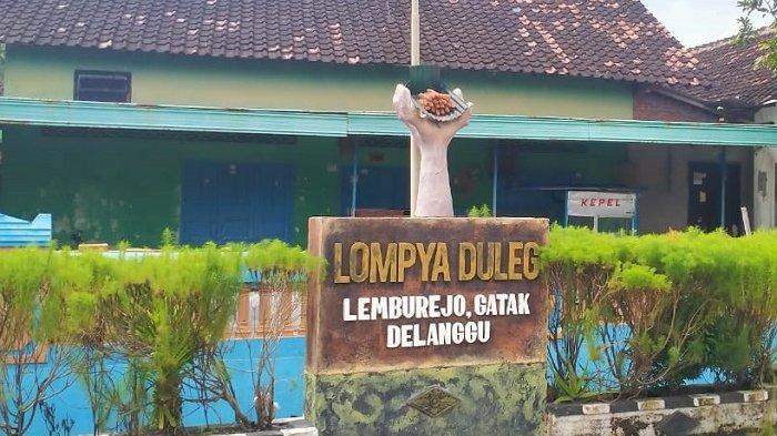 Tugu Lumpia Duleg berisi potongan kecambah dengan campuran pati ogok ini menjadi ciri khas Dukuh Lemburejo, Desa Gatak, Kecamatan Delanggu, Kabupaten Klaten, Sabtu (16/1/2021).