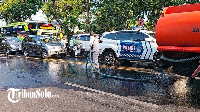 Tumpahan Cor Beton di Jalan Solo-Semarang Boyolali : Tumpah saat Truk Mau Melaju, Dibersihkan BPBD